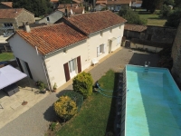 Maison en pierre avec grange, cour et terrain