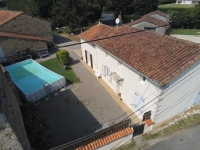 Maison en pierre avec grange, cour et terrain