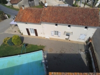 Maison en pierre avec grange, cour et terrain