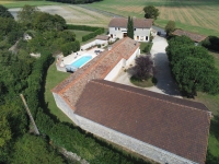 Magnifique Domaine de presque un Hectare avec 3 Chambres, Belle Piscine et Potentiel Pour Gîtes