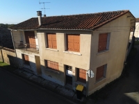 Maison de 4 Chambres à Rénover avec Garage et Cour