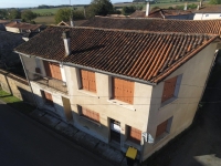 Maison de 4 Chambres à Rénover avec Garage et Cour