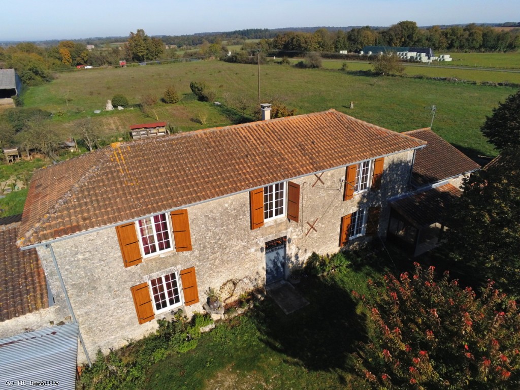 Très Belle Maison en Pierre avec Grand Terrain