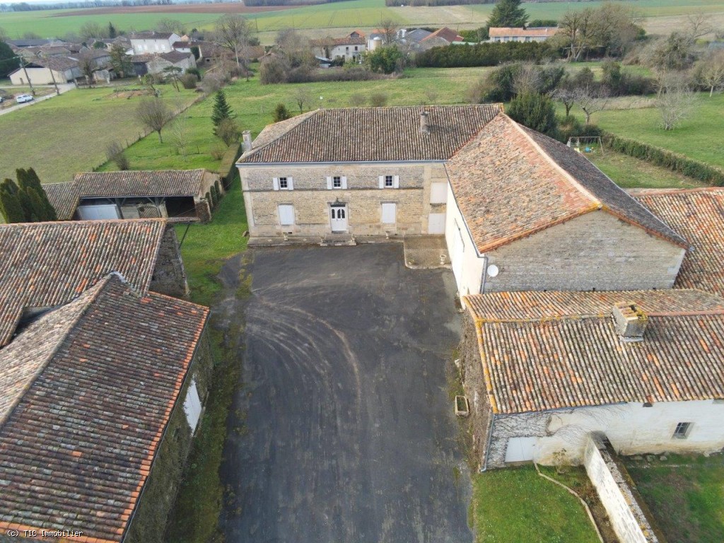 Très Belle Maison et Corps de Ferme près de Villefagnan