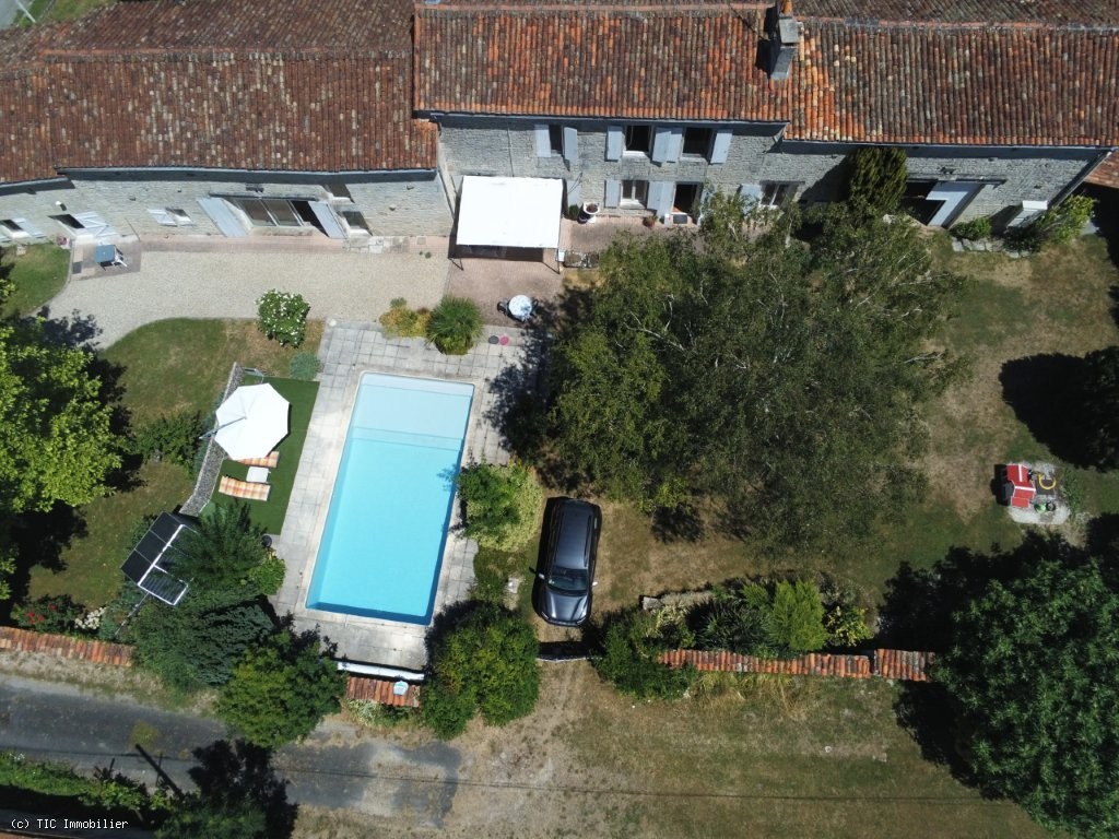 Beautiful Stone House with 5 Bedrooms and Swimming Pool. Gîte Possibility