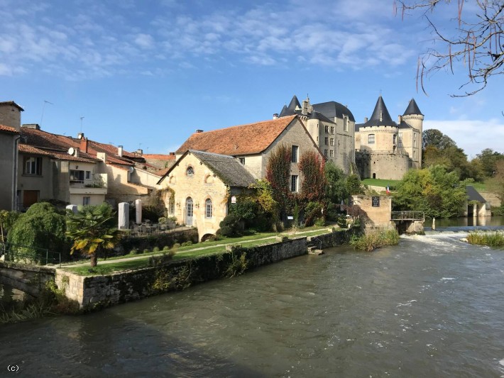Très Belle Maison en Pierre Au Pied Du Chateau à Verteuil sur Charente