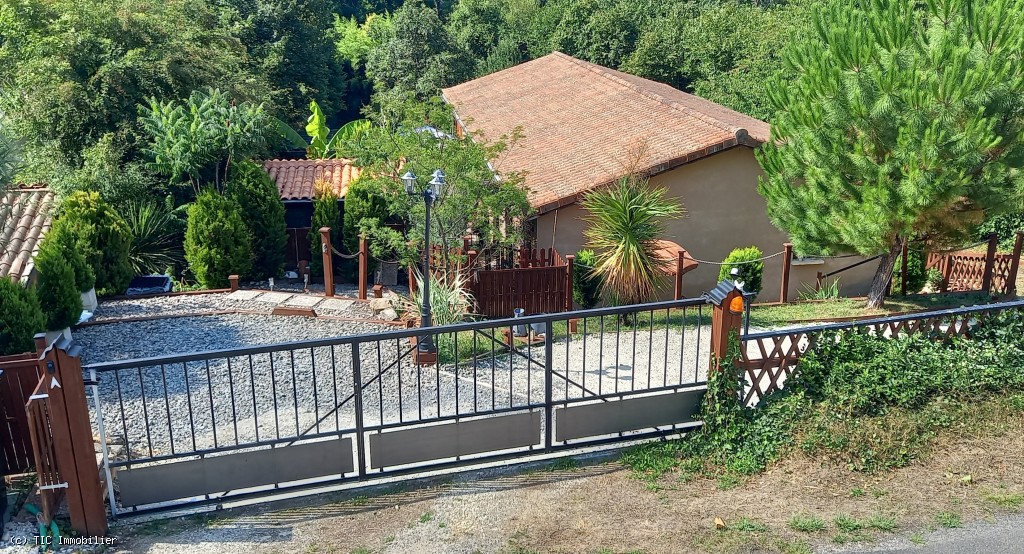 Nanteuil-en-Vallée. Beautiful 2-Bedroom Bungalow with Landscaped Garden and Plunge Pool