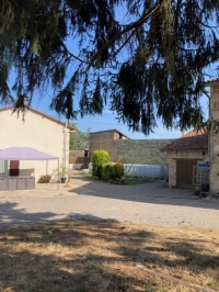 Maison en pierre avec grange, cour et terrain