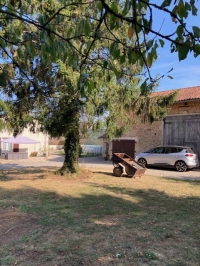 Maison en pierre avec grange, cour et terrain