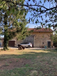 Maison en pierre avec grange, cour et terrain