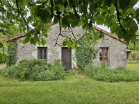 Ensemble Immobilier de Charme avec Maison Principale, Gîte, et Piscine