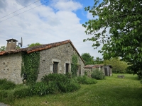 Ensemble Immobilier de Charme avec Maison Principale, Gîte, et Piscine