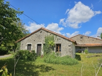 Ensemble Immobilier de Charme avec Maison Principale, Gîte, et Piscine