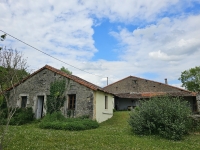 Ensemble Immobilier de Charme avec Maison Principale, Gîte, et Piscine