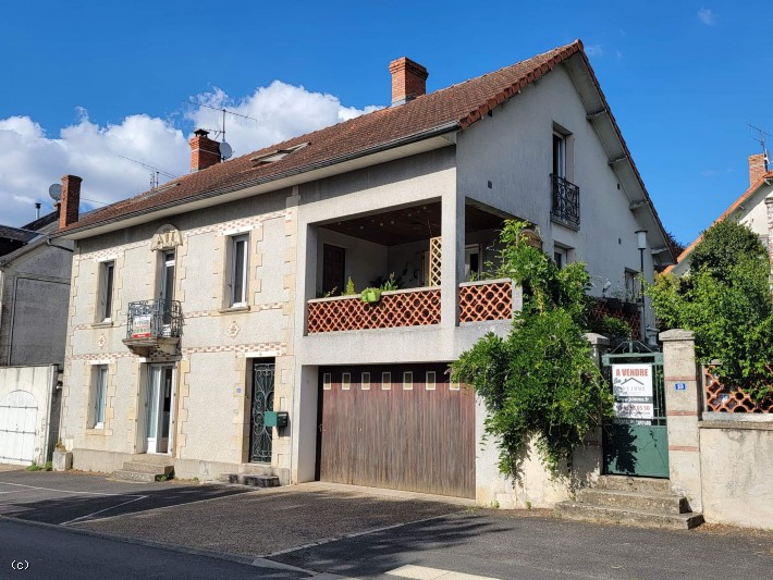 Large Town Property Close To The Vienne River