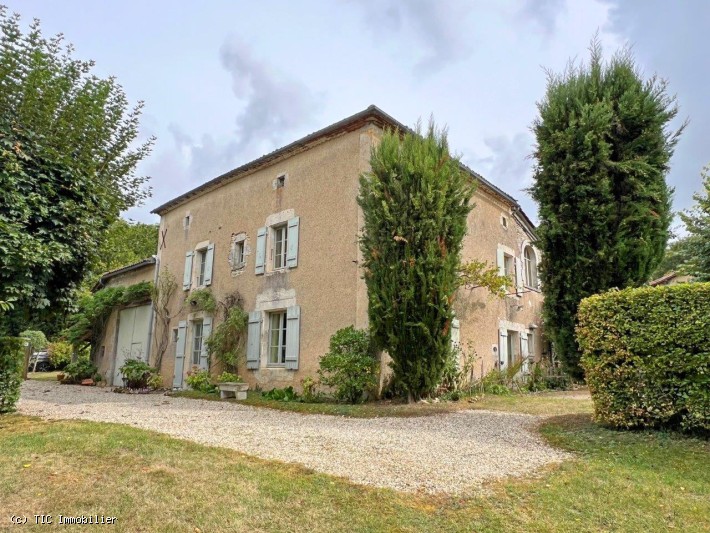 Jolie Maison De Campagne Avec Une Grange et Jardin